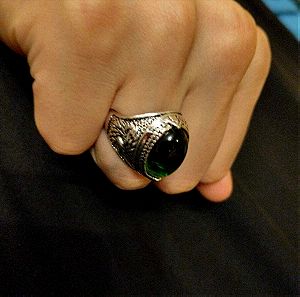 Vintage δαχτυλίδι με εντυπωσιακή πράσινη πέτρα