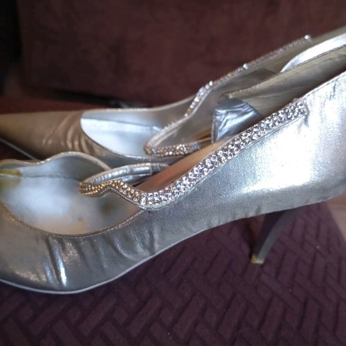 Leather silver pumps like new