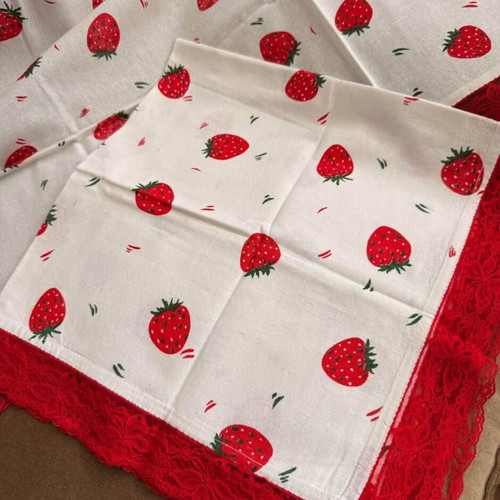 Set of 2 square tablecloths 100cm, strawberry print with red lace