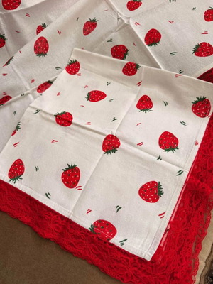 Set of 2 square tablecloths 100cm, strawberry print with red lace