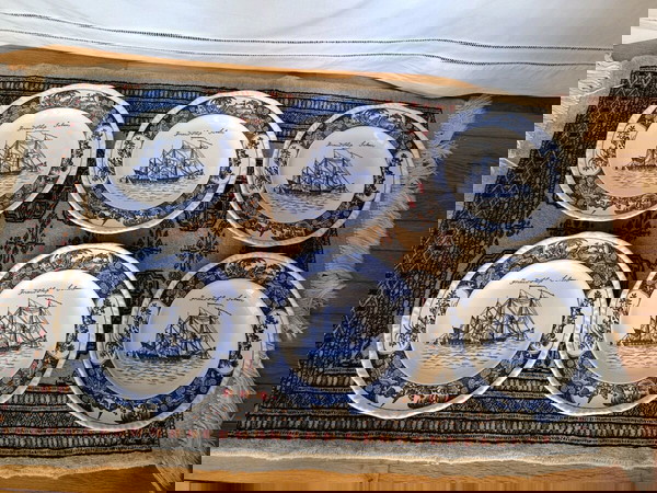 έξι πιάτα Αγγλικής πορσελάνης.