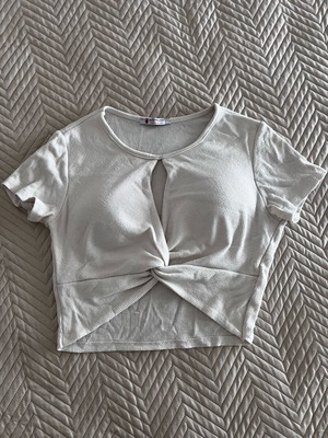 Crop top Marmalady λευκό σαν καινούργιο με ανοίγματα και επένδυση στήθους
