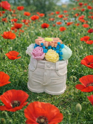 Aromatic candle shaped like shorts with porcelain flowers new
