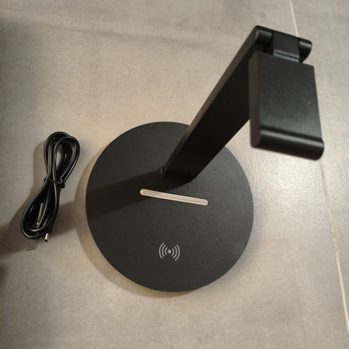 Headphone stand with built-in wireless charger