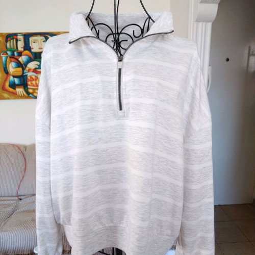 Danskin women's athletic sweatshirt like new, white gray XL