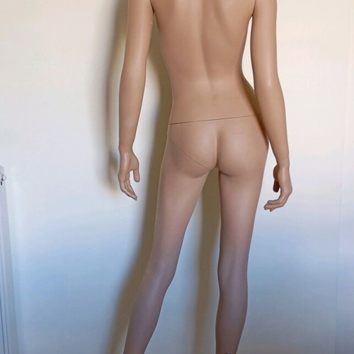 Display mannequin with natural makeup