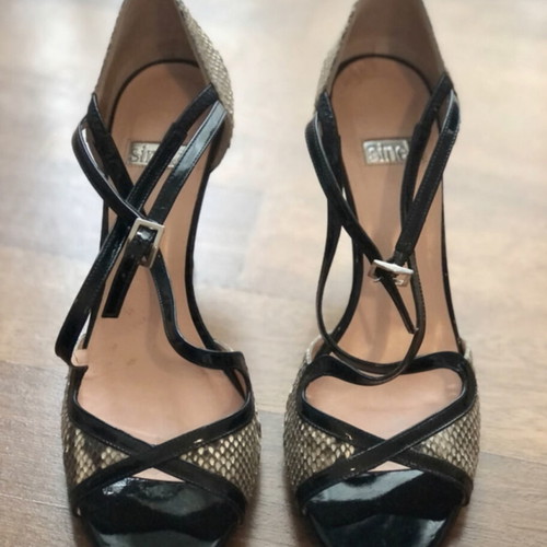 Sinela black patent leather high-heeled sandals size 39 like new