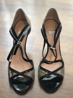 Sinela black patent leather high-heeled sandals size 39 like new
