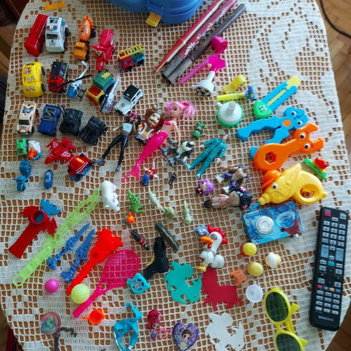 Children's toys used, set of 84 pieces with plastic box