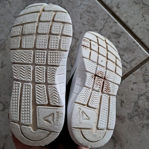 Reebok kids' athletic shoes size 24.5 used with box and stain