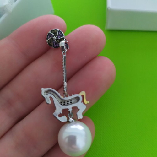Carrousel earrings used with fake pearl