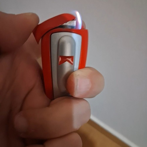 Marlboro lighter like new, refillable butane with flame adjustment