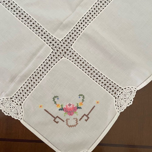 Machine embroidered tablecloth white like new 100x105