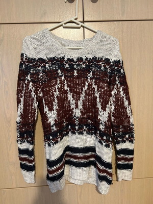 Knitted sweater like new gray with burgundy and black details
