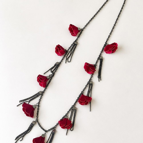 Long necklace with leather burgundy flowers like new