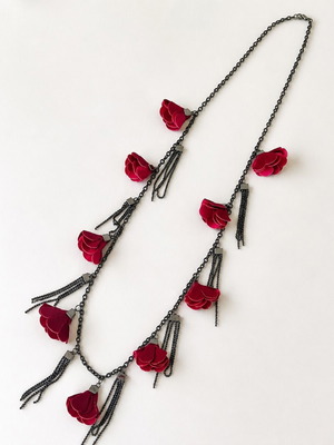 Long necklace with leather burgundy flowers like new