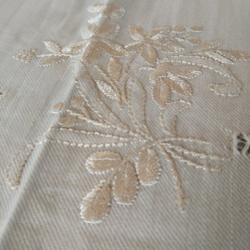 Handmade tablecloth 170×170 cm two-tone with silk thread and embroidered napkins