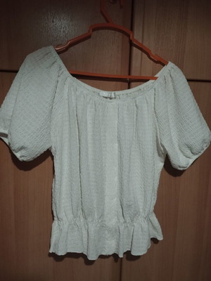 White blouse like new with elastic shoulders and waist, size M