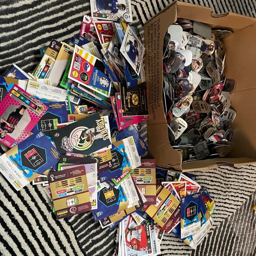 Football cards and caps used, over 2000 pieces