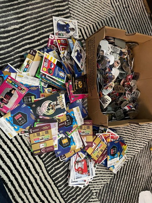 Football cards and caps used, over 2000 pieces