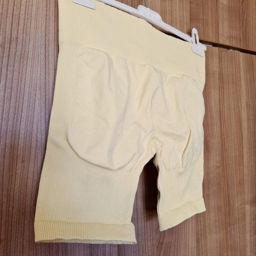 Thrivin Elevate Sculpting High Waist Scrunch Shorts new, butter color, size L