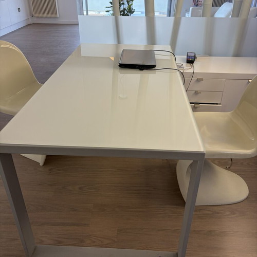 Corner desk 1.90x1.80 with two chairs like new, white lacquer and glass