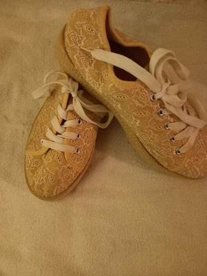 Athletic shoes like new, size 37