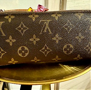 Πορτοφόλι γυναικείο Louis Vuitton, με πολλές θήκες και θέσεις για κάρτες .Γνησιο.