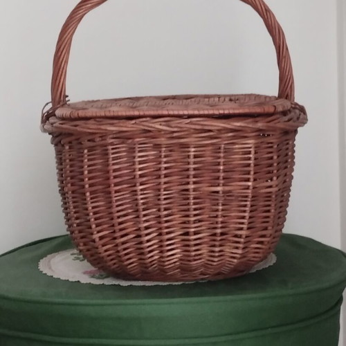 Vintage wicker picnic basket with double butterfly lid like new