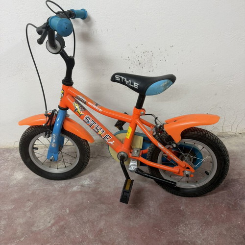 Children's bike with training wheels