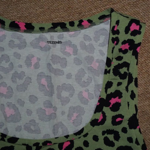 Women's blouse new, size M, green with pattern