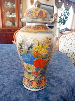 Vintage Chinese vase with lid 30 cm