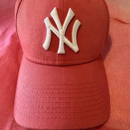 New Era New York Yankees cap like new, women's 9FORTY Coral/White