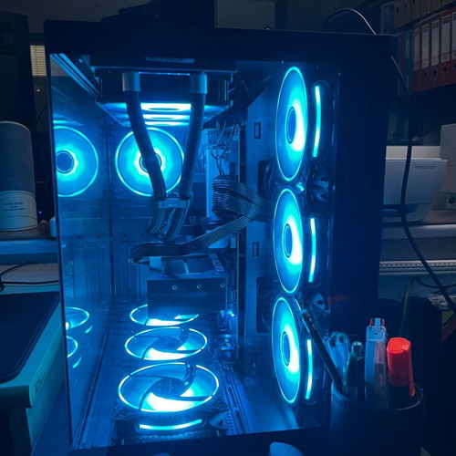 Gaming PC σαν καινούργιο με 5070, Ryzen 5 7500F, 32GB DDR5 RAM, 2TB SSD