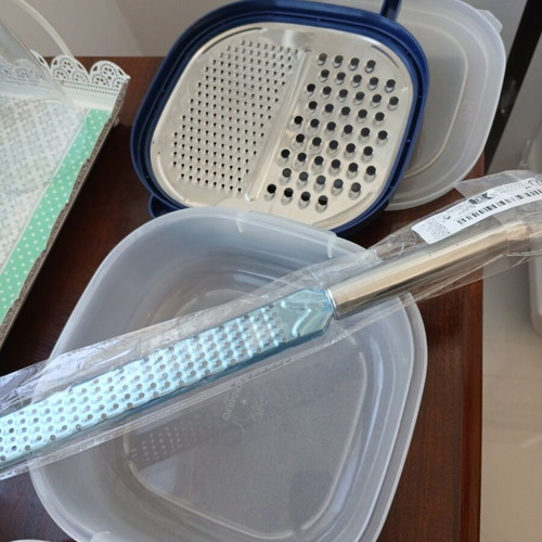 Set of 2 kitchen graters with container and zester, new
