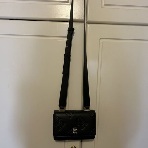 Tommy Hilfiger crossbody bag like new, adjustable strap, black