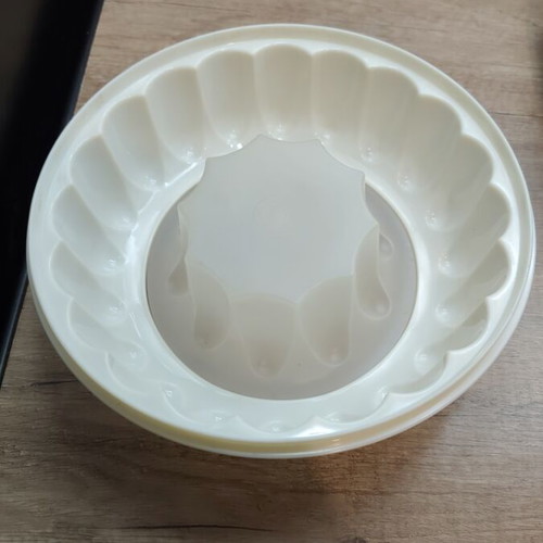 Tupperware mold for jelly and rice, new, classic wave design
