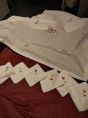 Square kukoulariko tablecloth with handmade embroidery and 6 napkins like new
