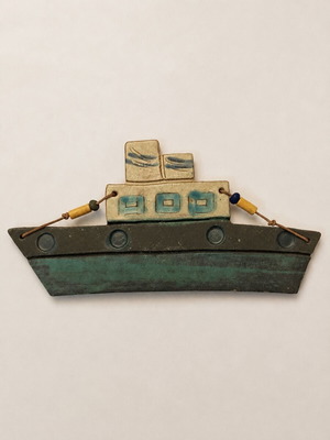 Ceramic wall boat with beads, 23 × 12 cm