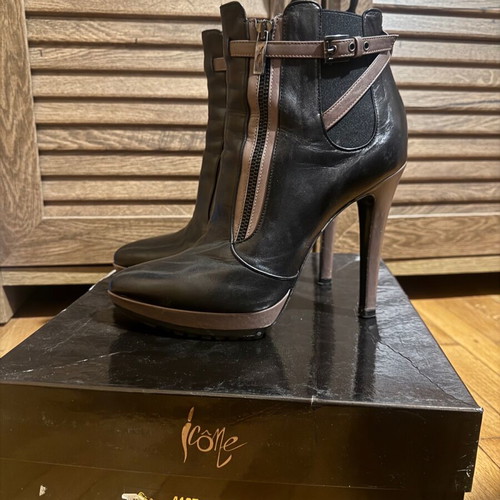 Leather ankle boots like new, 12 cm high heels with two-tone design