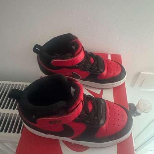 Nike kids athletic shoes size 27 like new, low boots black-red