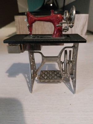 Sewing machine lighter miniature like new, 10 centimeters