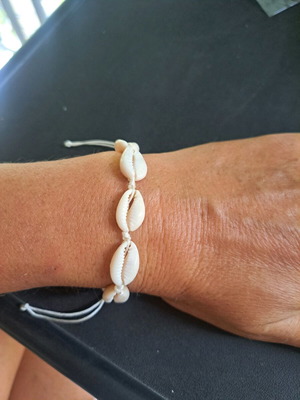 Bracelet with shells new, adjustable cord, white and beige, pack of 4