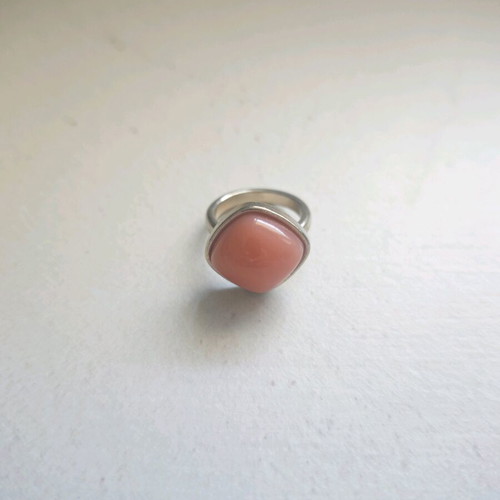 Ring with coral stone used, gold-colored