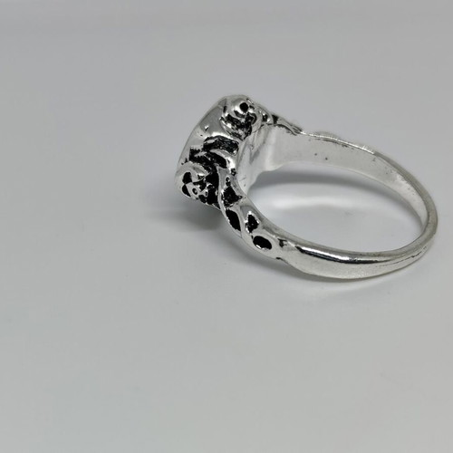 Jack Sparrow ring like new with green stone and skull details