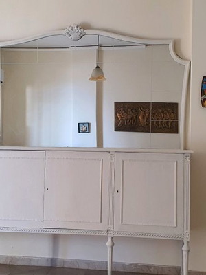 Μπουφές μασίφ καρυδιά με καθρέφτη μεταχειρισμένος, βαμμένος με κιμωλία