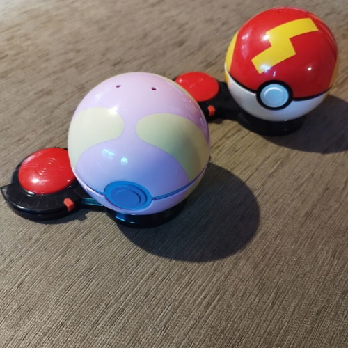Pokeball set like new, two functional balls without figures