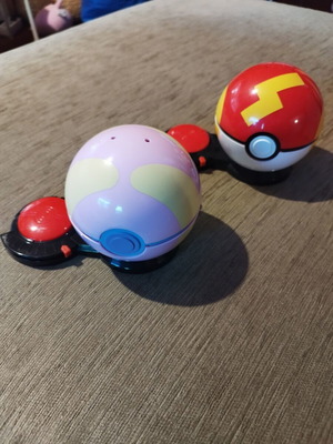 Pokeball set like new, two functional balls without figures