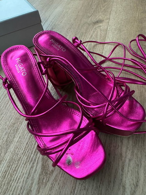 Migato sandals like new with laces and chunky fuchsia heel