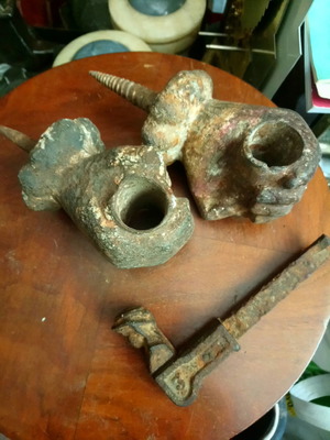 Μαντεμένια χέρια χούφτες μεταχειρισμένα για βασιλικά σημαιάκια